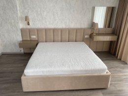 Мягкая двуспальная кровать со стеновыми панелями
