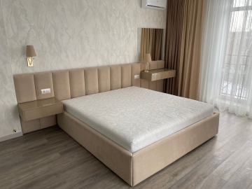 Мягкая двуспальная кровать со стеновыми панелями